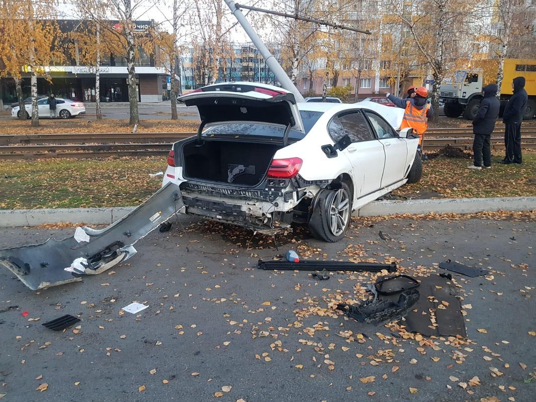 В Набережных Челнах пассажир въехавшего в остановку BMW сломал позвоночник
